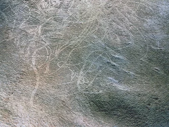 Emberi női alakok és mamutok vázlatos képei, paleolitikum (i.e. 40000-12000 körül) (fotó)