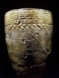 „Fésűfog” díszítésű kerámia, körülbelül Kr. e. 8000, az újkőkorból, Amsa-dong, Korea. Fénykép, Koreai Nemzeti Múzeum, Szöul, Koreai Köztársaság