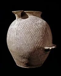 Őstörténet: polikróm kerámia váza Jerikóból. Kr.e. 3000-2100. Amman, Régészeti Múzeum, Jordánia