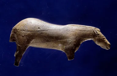 Őskori művészet (középső magdaléni): mammutagyarból készült, körplasztikájú lószobor az Espelugues-barlangból (Hautes-Pyrénées). Méret: 0,073 x 0,035 x 0,017 m. Saint-Germain-en-Laye, Nemzeti Régészeti Múzeum