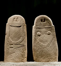 Őskori művészet: két vaskorbeli férfi és nő menhirje az olaszországi La Spezia melletti Lunigiana helyről. Kr.e. 1100-800. La Spezia, Lunigiana Civilizációjának Kommunális Múzeuma