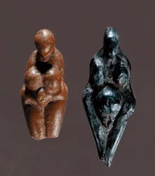 Őstörténet: "" Venus de Grimaldi"" Sárga és zöld szteatit mereen istennők figurái a felső paleolitikumból. Homályos. 6 cm Saint Germain en Laye, Régiségek Múzeuma