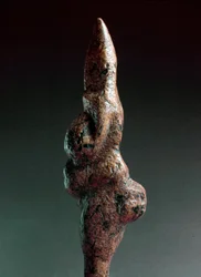 Őskor: savignanói Vénusz, 1925-ben Savignano sul Panaróban talált antropomorf kőszobor. Felső paleolitikum, kőkorszak. Magasság: 22 cm. Luigi Pigorini Nemzeti Őstörténeti és Néprajzi Múzeum (Őstörténeti és Néprajzi Múzeum), Róma, Olaszország.