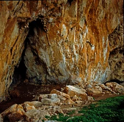 Őskor: az Addaura-barlang Mondello (PA) közelében, ahol a felső paleolitikum emberei éltek, sziklavésetekkel. Monte Pellegrino, Palermo (Palermo), Olaszország