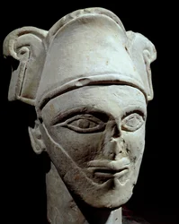 Őstörténet: séf feje kőből. Egyiptomi és beduin hatások. Vaskor. Amman. Nemzeti Múzeum, Jordánia