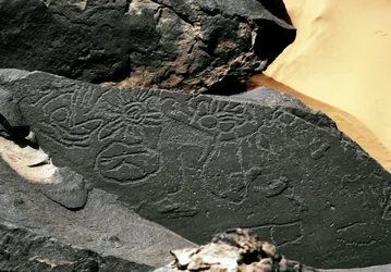 Őstörténet, sziklaművészet: formák sírkőzete Tazina stílusában. Kőkorszak Kr.e. 5000-2000. Taghit, Haut plateau du Hoggar (Ahaggar), Algéria