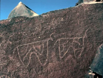 Őstörténet, sziklaművészet: szarvasmarha-ábrázolás sírkőzete. Tazina stílus. Kőkorszak Kr.e. 5000-2000. Taghit, Haut plateau du Hoggar (Ahaggar), Algéria
