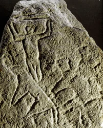 Őskor, sziklaművészet: petroglifa (kőre készült graffiti), vadászjelenet metszete, neolitikum, kőkorszak