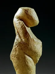 Őstörténet: Gravetti nő szobra Kostenki helyéről (Voronyezsi megye). Kr.e. 30000-25000 felső paleolitikum, kőkorszak. Szentpétervár, Nagy Péter Antropológiai és Néprajzi Múzeum, Oroszország