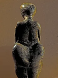 Őstörténet: Gravetti nő szobra Kostenki helyéről (Voronyezsi megye). Kr.e. 30000-25000 felső paleolitikum, kőkorszak. Szentpétervár, Nagy Péter Antropológiai és Néprajzi Múzeum, Oroszország