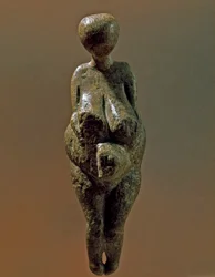 Őstörténet: Gravetti nő szobra Kostenki helyéről (Voronyezsi megye). Kr.e. 30000-25000 felső paleolitikum, kőkorszak. Szentpétervár, Nagy Péter Antropológiai és Néprajzi Múzeum, Oroszország