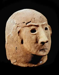 Őskor: terrakottafej a cancellii nekropoliszból. Appennini civilizáció (vagy itáliai bronzkor). Kr. e. 1400-1300. Perugia, Umbriai Nemzeti Régészeti Múzeum