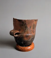 Őstörténet: terrakotta váza négyzet alakú neolitikus korszakból a Caverna Della Pollera-ból (Liguria). Pegli, Villa Pallavicini Múzeum