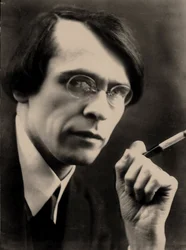 Vlagyiszlav Khodassevics – Vlagyiszlav Hodaszevics költő (1886-1939) portréja, Sumov, Pjotr ​​Ivanovics (1872-1936). Fotós, 1920-as évek vége. Magángyűjtemény