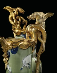 Egy pár XV. Lajos korabeli kancsó, porcelán 1662-1722, tartók 1745-49 körül (ormolura szerelt porcelán)