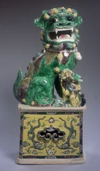 Nagy Famille Verte buddhista oroszlán kölyökkel, Kangxi-korszak (1662-1722)