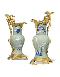 Egy pár XV. Lajos kancsó, porcelán 1662-1722, tartók 1745-49 körül