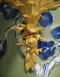 Lajos XV. kancsójának egyike, 1662-1722 porcelán, 1745-49 körüli tartók (ormolura szerelt porcelán)
