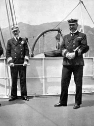 Sir Archibald Milne parancsnok 1855-1938 V. Stanley kapitánnyal, 1908.