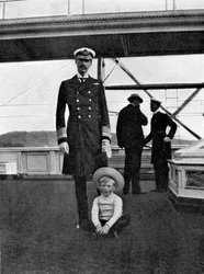 VII. Haakon norvég király 1872-1957 fiával, Olavval 1903-1991, 1908.