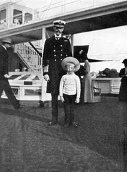 VII. Haakon norvég király 1872-1957 fiával, Olavval 1903-1991, 1908.