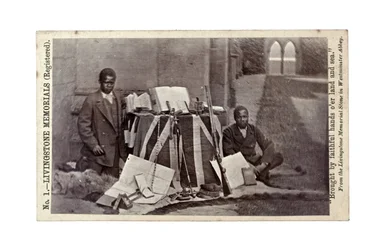 James Chuma és Abdullah Susi David Livingstone műtárgyakkal, Newstead Abbey, Anglia, 1874. június (albumnyomat)