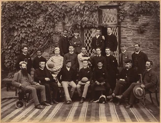 A shimlai Bishop Cotton School felsőbb osztályainak tanulói és tanárai (hátoldal)