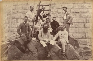 A Messrs. Glover & Co. vezető munkatársai a Sindh hídnál (előlap, felül)