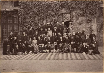 Középiskolai tanulók és személyzet, Bishop Cotton School, Simla (hátoldal)