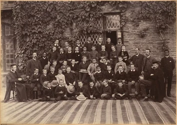 Alsó tagozatos osztály, Bishop Cotton School, Simla (előlap)