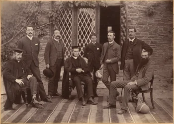 A shimlai Bishop Cotton School igazgatója és tanárai (előlap)