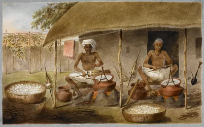 Két férfi ül egy kunyhó előtt, kihúzzák a selymet a gubókból, és orsókba tekerik úgy, hogy a gubókat vízben forralják, 1820 körül (akvarell, papír)