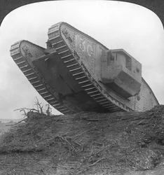 Egy tank áttörte a vezetéket a franciaországi Cambraiban, I. világháború, 1917-c1918