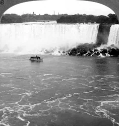 Niagara-vízesés és a köd leányzója, a kanadai sziklákról, Kanadából.
