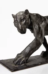 Párduc járás, felemelt hátsó láb, 1904 körül (patinás bronz)