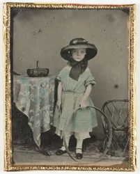 Asztal mellett karikát tartó lány portréja, c 1840-1890