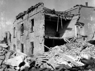 Sermide bombázásai: a második világháborúban súlyosan megrongálódott ház