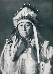 Egy sziú törzsfőnök harci festésben, 1912