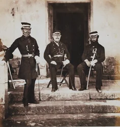 Henry Frederik Lockyer vezérőrnagy és törzskarának két tagja, a krími háborúhoz kapcsolódó 52 fényképből álló albumból, 1855