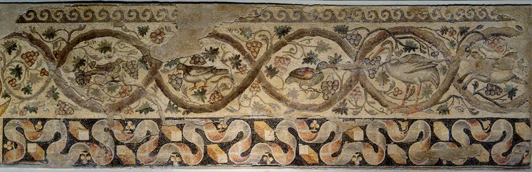Az ókori Róma: virágokat és állatokat ábrázoló évszakok mozaikja. A „Daphne” Konstantin-villa udvarából”. A törökországi Antiókhiából (a mai Antakya) i.sz. 325-330. Párizs, Louvre Múzeum