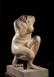 Aphrodité guggolva. Márványszobor a Kr.u. 2. századból. Nap. 0,71 m Párizs, Musee du Louvre.