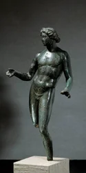 Apollo. Bronz szobor a creuse-i Mansat La Courriere-ből. 1-2. században. V 0,295 m. Párizs, Louvre Múzeum