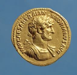 Hadrianus Aureusa (előlapja) (Kr. u. 117-138) terpeszben, körözött, babérkoszorút visel. (arany) Felirat: IMP CAESAR TRAIAN HADIANVS AVG