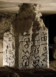 Borne (vagy cippe) a Forum Romano-ról (Foro Romano), amelyet a Septime Severe boltíve alatt találtak. Vésett latin felirat. Kr.e. 6. század. Róma, Forum Romanum - Stele (cippus) egy szent törvény latinul vésett szövegével, a Lapis Nigerből. Kő, 6. század