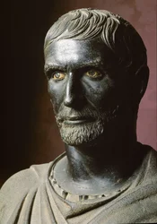 Brutus mellszobra (Bruto Capitolino) (Capitoliumi Brutus) - Bronzszobor. Kr. e. 300, méretek: 79 cm - Róma, Capitoliumi Múzeumok, Palazzo dei Conservatori, Sala dei Trionfi - Lucius Junius Brutus mellszobra, Capitoliumi Brutus néven ismert - Bronzszobor