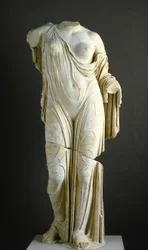 Aphrodité torzójának másolata, Venus Genetrix típusú (márvány)