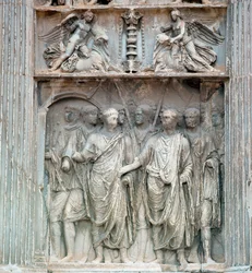 Traianus császár (Traianus vagy Traianus) (53-120) elmegy a fórumra, amikor i.sz. 99-ben visszatér Németországból Róma város prefektusa által. Alacsony megkönnyebbülés. Benevento, Arco Trajan ©Luisa Ricciarini/Leemage