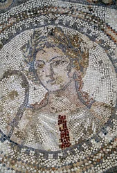 Női arc, mozaik a római Volubilis városában (UNESCO világörökségi lista).