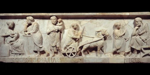 Marcus Cornelius Statius szarkofágjának töredéke, Kr. u. 150 körül - Ókori Róma: római szarkofág előlapja. Jelenet egy gyermek életéből, a születéstől a tanulásig. Párizs, Musée du Louvre