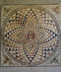 Geometrikus mozaik Dionüszosszal a középpontban, melyet a római korinthoszi villában fedeztek fel, Görögország, római civilizáció, Kr. u. 2. század második fele - 3. század eleje (mozaik).